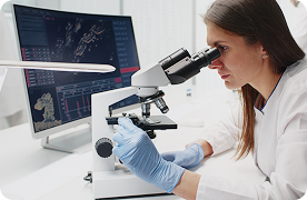 Ветеринар смотрит в микроскоп